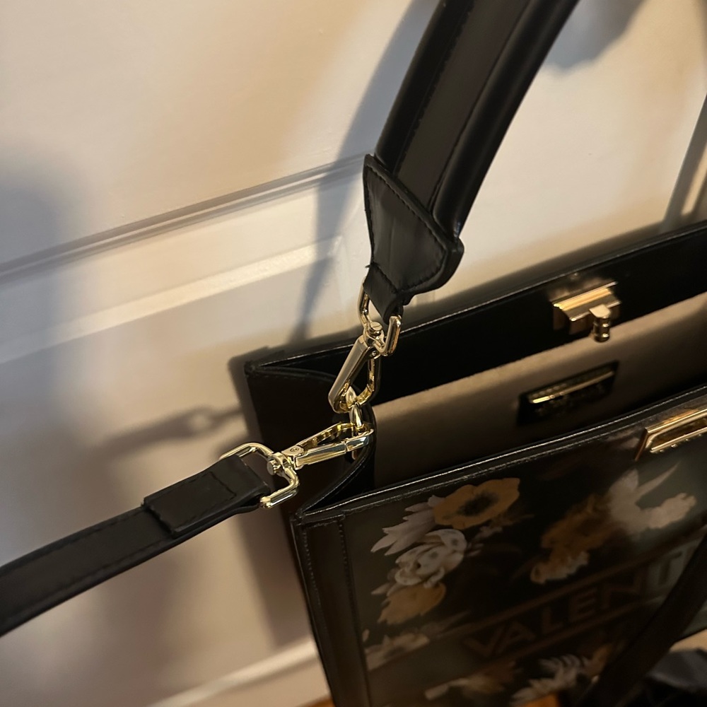 Valentino Black Floral Shoulder Bag with Gold Accents in pristine
Condition. - Picture 6 of 8
